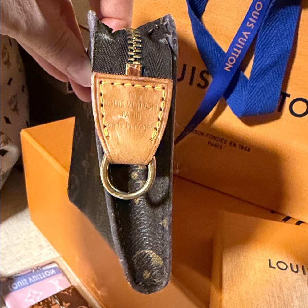 Louis Vuitton Monogram pouch - Picture 6 of 9